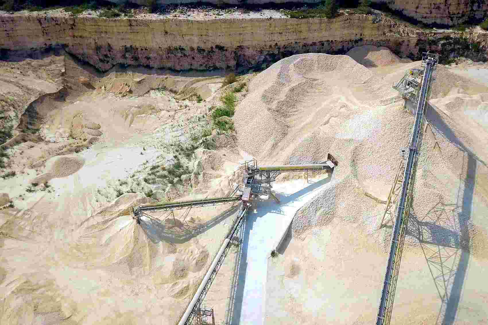尾矿库与坝体场景