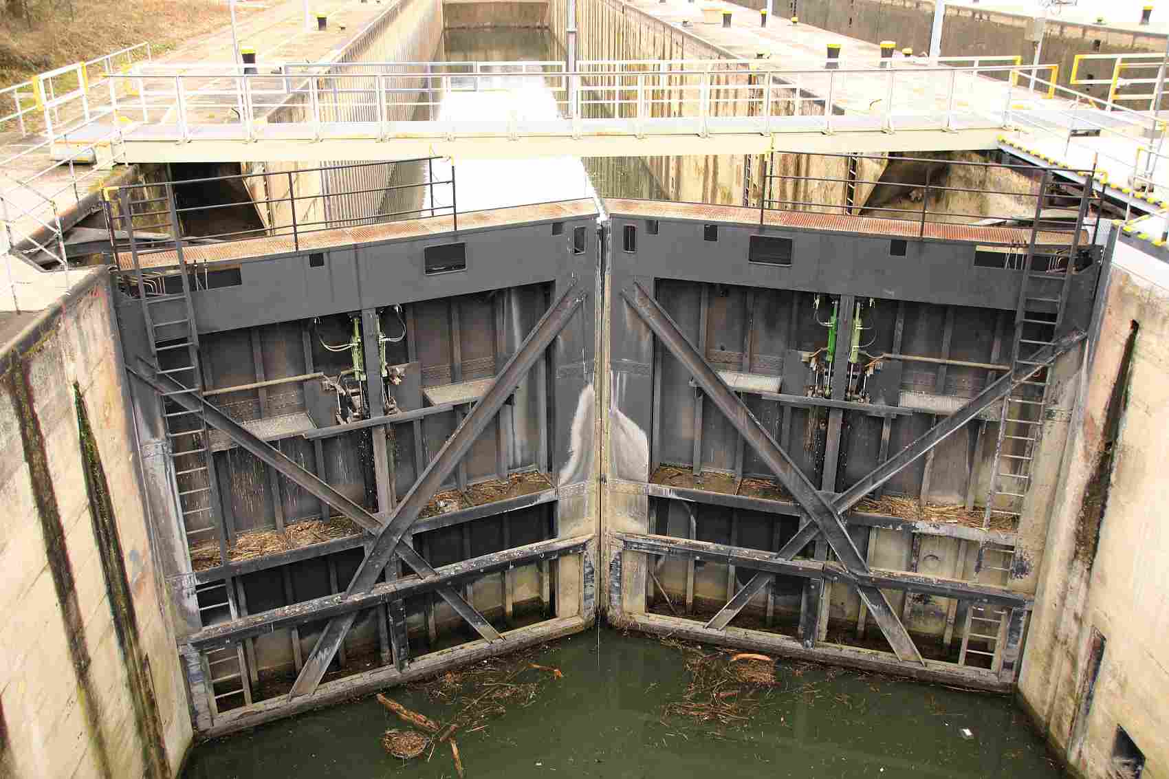 水库与闸门:水位控制、洪水调度、生态泄水场景