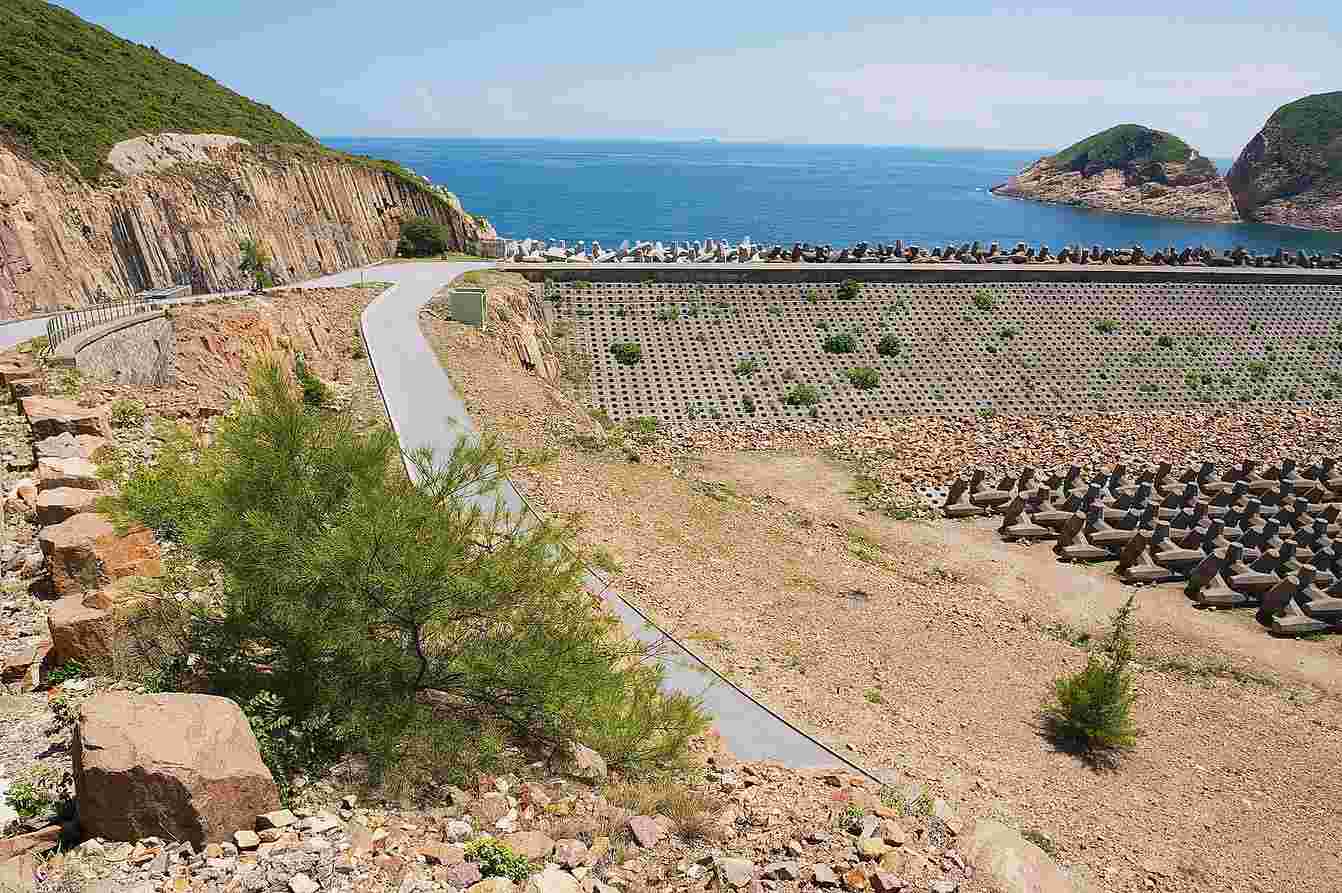 库区边坡与厂区设施场景